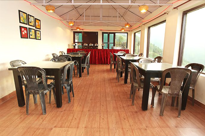 Imagen del bar/restaurante del Hotel Whispering Pines Himalayan Retreat. Foto 8