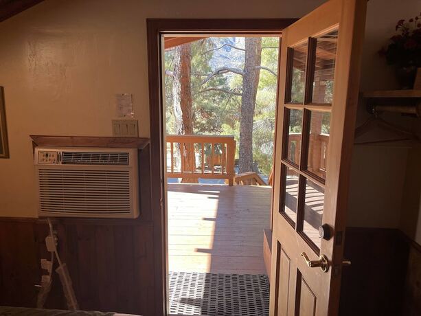 Imagen general del Hotel Whispering Pines Lodge. Foto 3