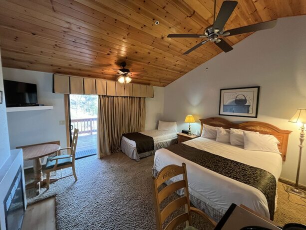 Imagen de la habitación del Hotel Whispering Pines Lodge. Foto 15