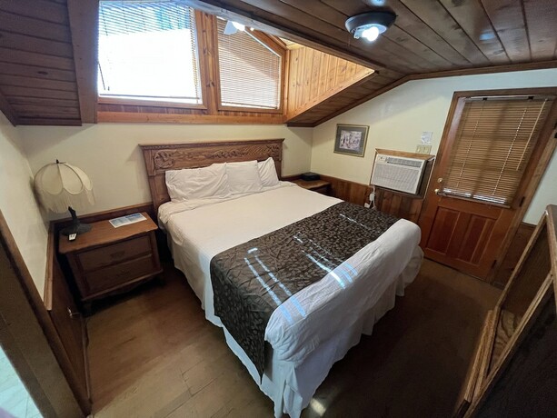 Imagen de la habitación del Hotel Whispering Pines Lodge. Foto 18