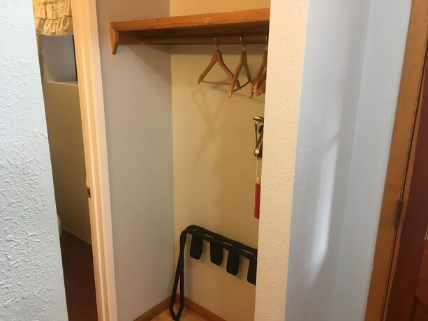 Imagen de la habitación del Hotel Whispering Pines Lodge. Foto 20