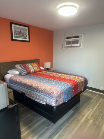Imagen de la habitación del Hotel Whispering Pines Motel, Asheville. Foto 14
