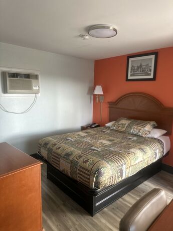 Imagen de la habitación del Hotel Whispering Pines Motel, Asheville. Foto 15
