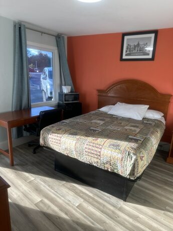 Imagen de la habitación del Hotel Whispering Pines Motel, Asheville. Foto 16