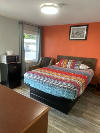 Imagen de la habitación del Hotel Whispering Pines Motel, Asheville. Foto 17