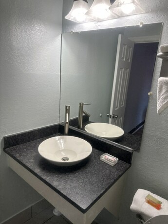 Imagen general del Hotel Whispering Pines Motel, Asheville. Foto 8