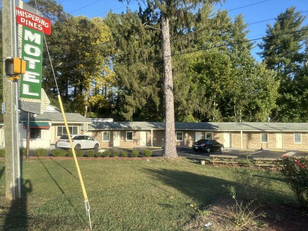 Imagen general del Hotel Whispering Pines Motel, Asheville. Foto 10