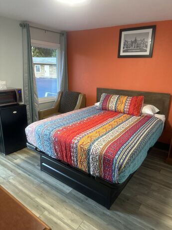 Imagen de la habitación del Hotel Whispering Pines Motel, Asheville. Foto 18