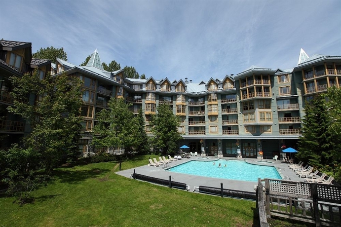 Imagen de los exteriores del Hotel Whistler Cascade Lodge. Foto 6