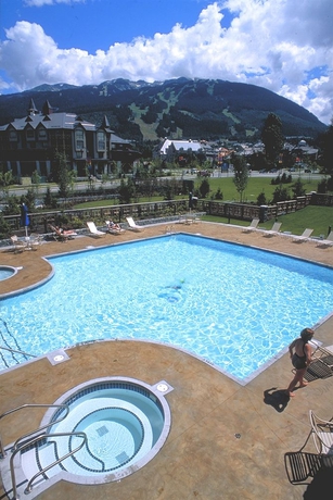 Imagen de la piscina del Hotel Whistler Cascade Lodge. Foto 10
