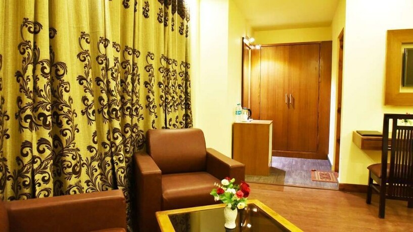 Imagen de la habitación del Hotel Whistling Pines Resorts and Spa. Foto 29