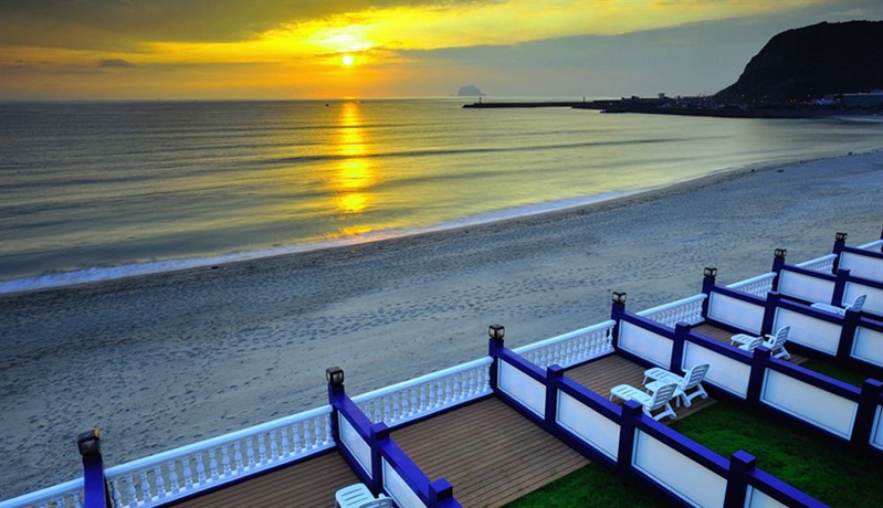 Imagen de los exteriores del Hotel White House Beach Hotspring Resort. Foto 3