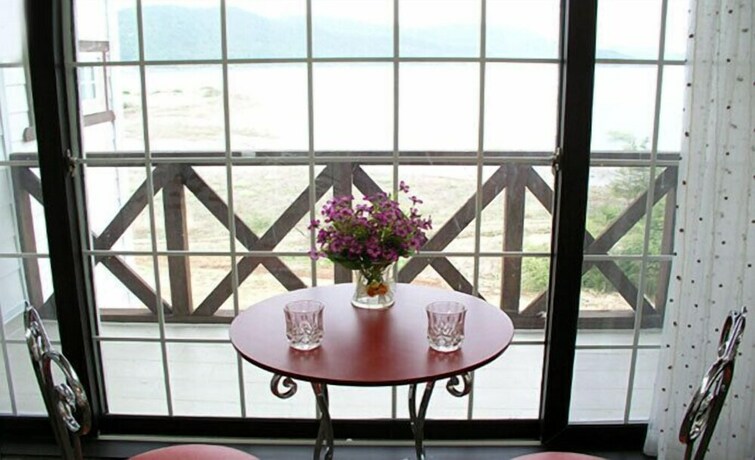 Imagen de la habitación del Hotel White House On The Hill Hayanzip. Foto 17