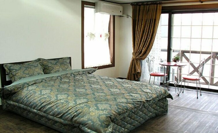 Imagen de la habitación del Hotel White House On The Hill Hayanzip. Foto 22