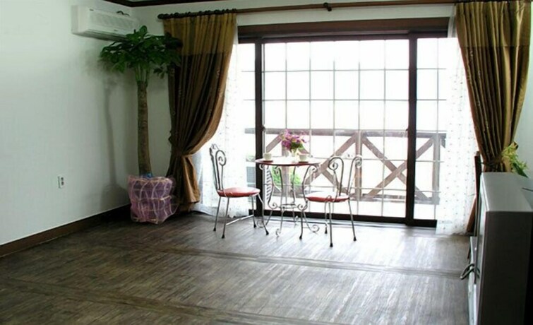Imagen de la habitación del Hotel White House On The Hill Hayanzip. Foto 23