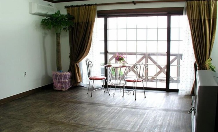 Imagen de la habitación del Hotel White House On The Hill Hayanzip. Foto 32