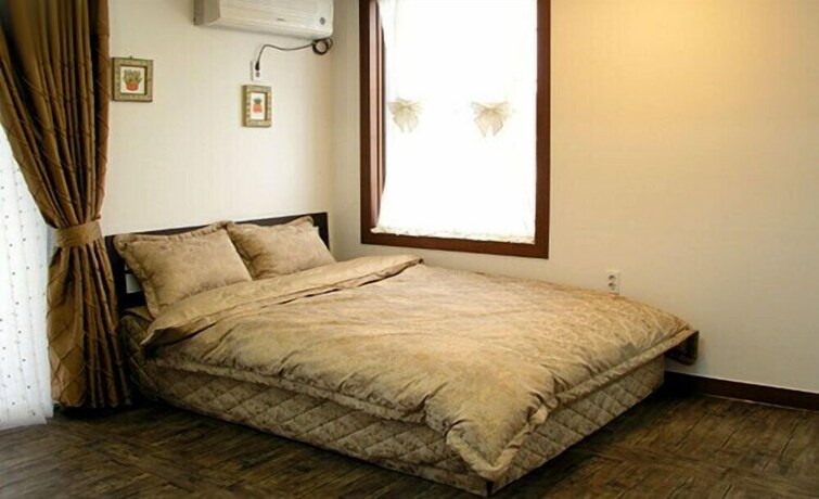 Imagen de la habitación del Hotel White House On The Hill Hayanzip. Foto 34