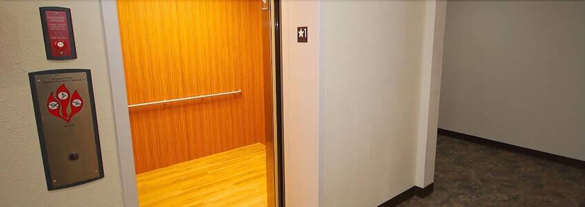 Imagen de los interiores del Hotel White House Suites, Indianapolis Aeropuerto. Foto 10