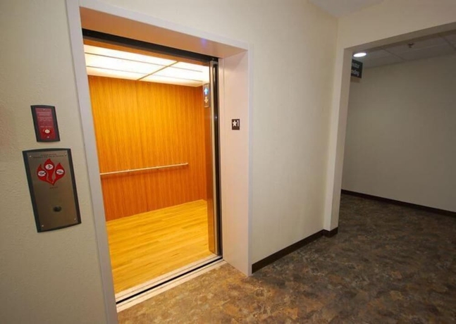 Imagen de los interiores del Hotel White House Suites, Indianapolis Aeropuerto. Foto 11