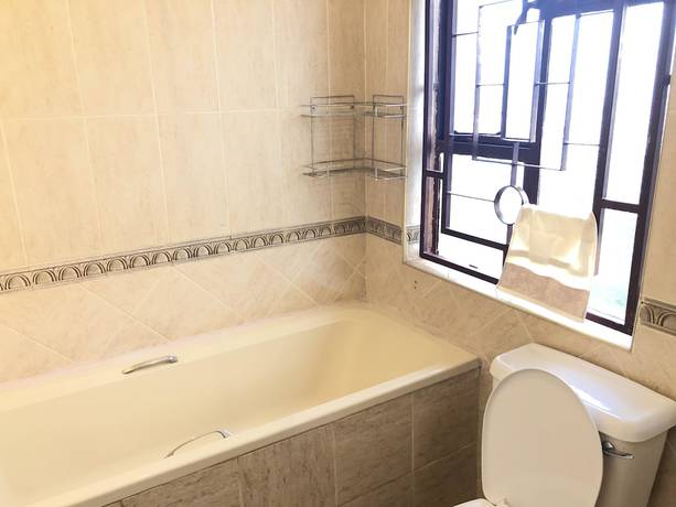 Imagen de la habitación del Hotel White House of Tanzania - Hostel. Foto 10