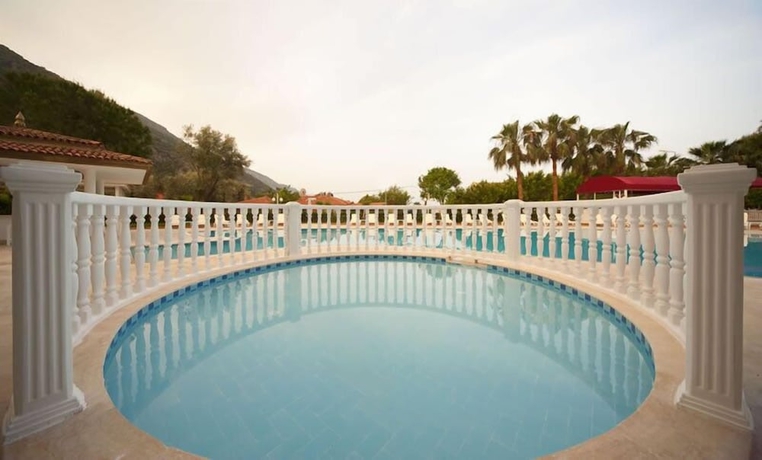 Imagen de la piscina del Hotel White, &Ouml;l&uuml;deniz. Foto 16