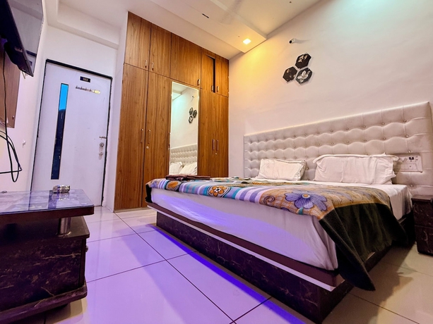 Imagen de la habitación del Hotel White Palace, Rajkot. Foto 3