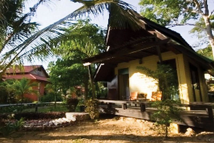 Imagen de los exteriores del Hotel White Sand Beach Resort. Foto 14