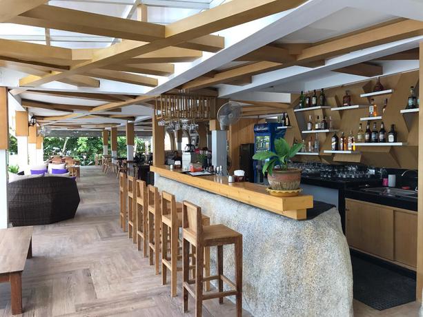 Imagen del bar/restaurante del Hotel White Sand Samui Resort. Foto 2