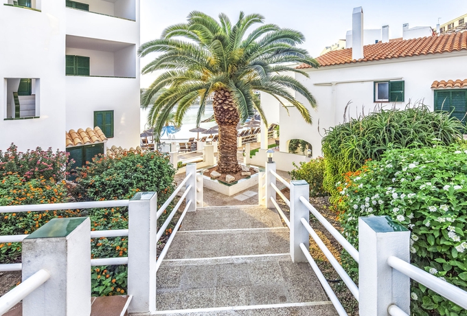 Imagen de los exteriores del Hotel White Sands Beach Club. Foto 12