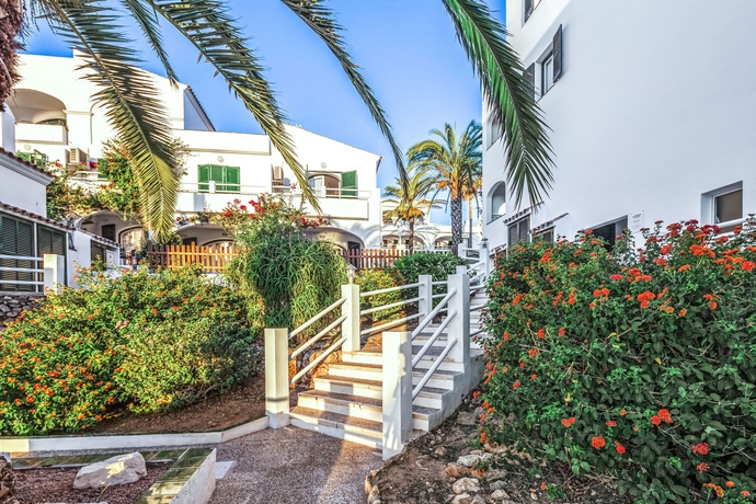 Imagen de los exteriores del Hotel White Sands Beach Club. Foto 13