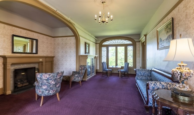 Imagen de los interiores del Hotel White Springs Manor a Belhurst Property. Foto 19