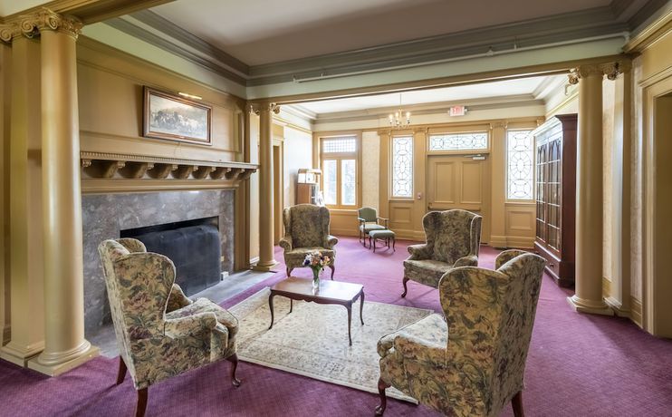 Imagen de los interiores del Hotel White Springs Manor a Belhurst Property. Foto 20