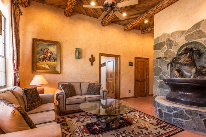 Imagen de la piscina del Hotel White Stallion Ranch. Foto 16