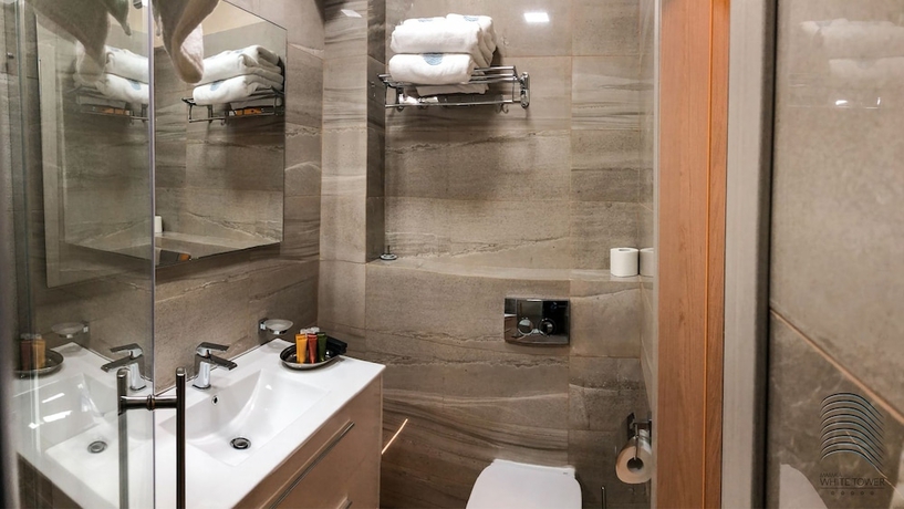 Imagen de la habitación del Hotel White Tower Mamaia. Foto 14