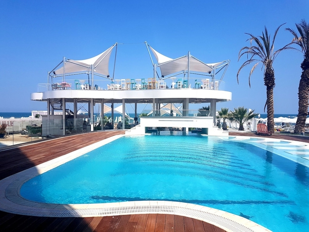 Imagen de la piscina del Hotel White Tower Mamaia. Foto 19