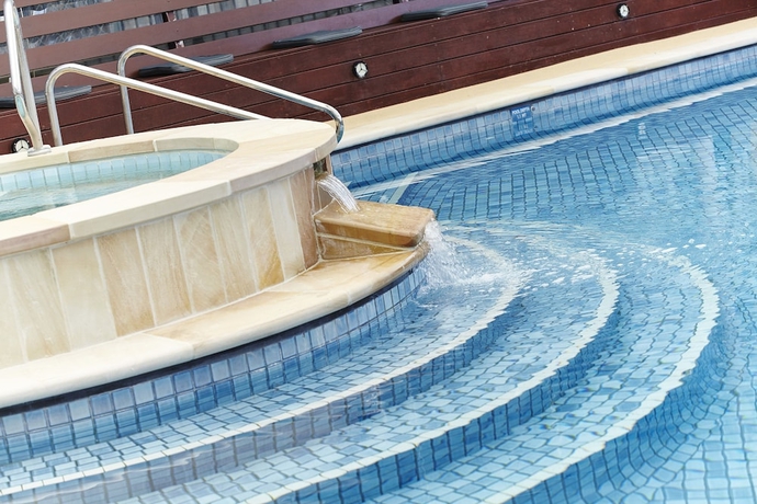 Imagen de la piscina del Hotel Whitecliffs Beach Resort. Foto 16