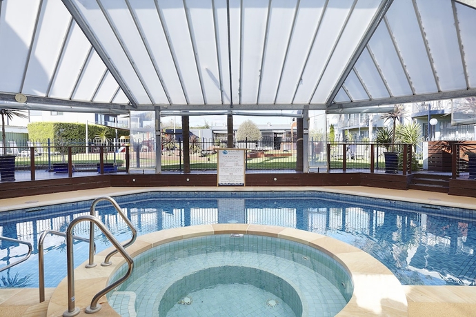 Imagen de la piscina del Hotel Whitecliffs Beach Resort. Foto 17