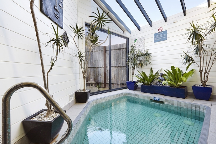 Imagen de la piscina del Hotel Whitecliffs Beach Resort. Foto 18
