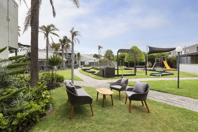 Imagen de los exteriores del Hotel Whitecliffs Beach Resort. Foto 13