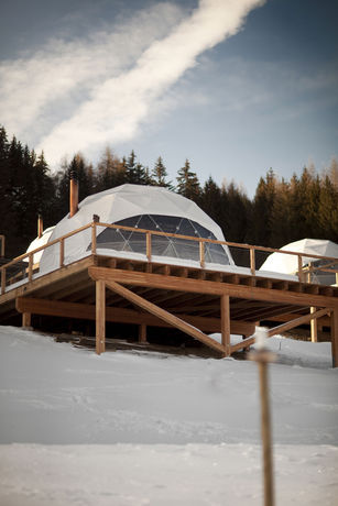 Imagen de los exteriores del Hotel Whitepod. Foto 16