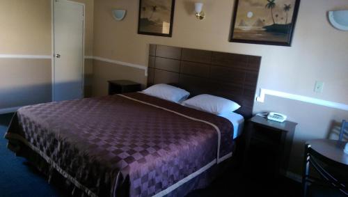 Imagen de la habitación del Hotel Whittier Travel Inn. Foto 6