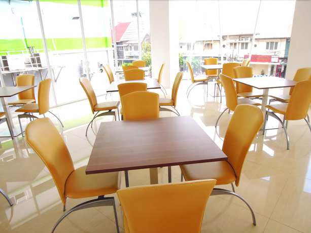 Imagen del bar/restaurante del Hotel Whiz Cikini Jakarta - Chse Certified. Foto 2