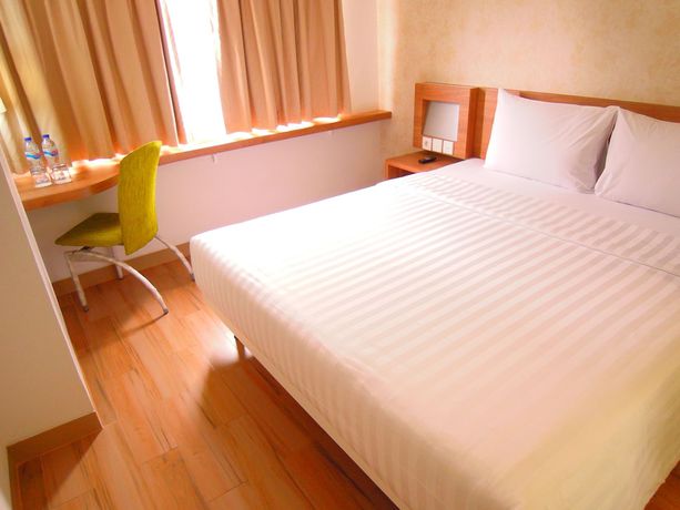 Imagen de la habitación del Hotel Whiz Cikini Jakarta - Chse Certified. Foto 8