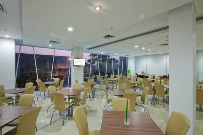 Imagen del bar/restaurante del Hotel Whiz Cikini Jakarta - Chse Certified. Foto 4