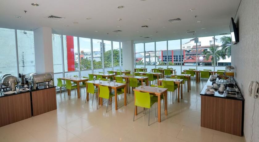 Imagen del bar/restaurante del Hotel Whiz Prime Balikpapan - Chse Certified. Foto 4