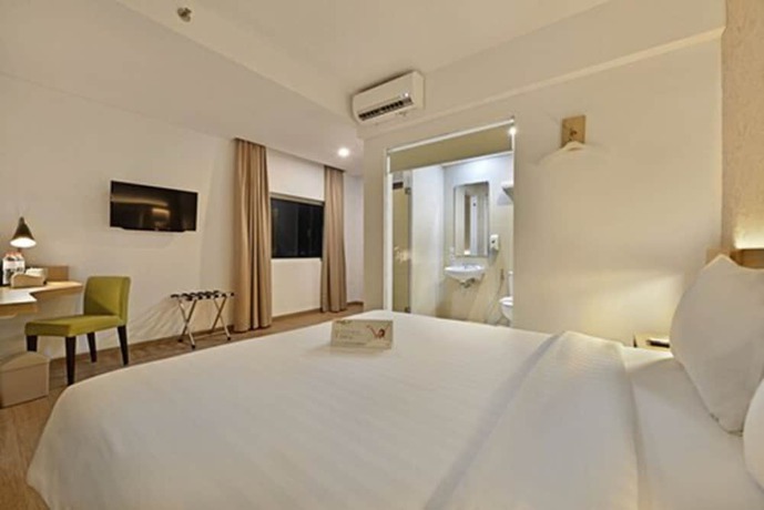 Imagen de la habitación del Hotel Whiz Prime Basuki Rahmat Malang - Chse Certified. Foto 3