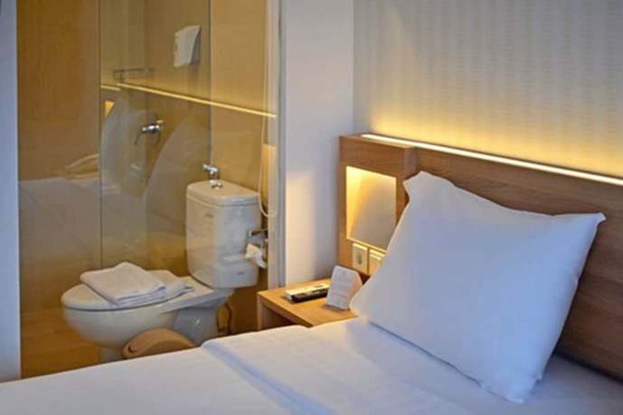 Imagen de la habitación del Hotel Whiz Prime Basuki Rahmat Malang - Chse Certified. Foto 5