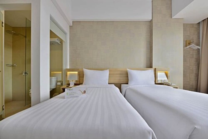 Imagen de la habitación del Hotel Whiz Prime Basuki Rahmat Malang - Chse Certified. Foto 8