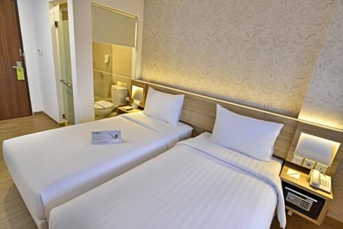 Imagen de la habitación del Hotel Whiz Prime Basuki Rahmat Malang - Chse Certified. Foto 10