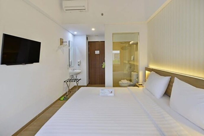 Imagen de la habitación del Hotel Whiz Prime Basuki Rahmat Malang - Chse Certified. Foto 12